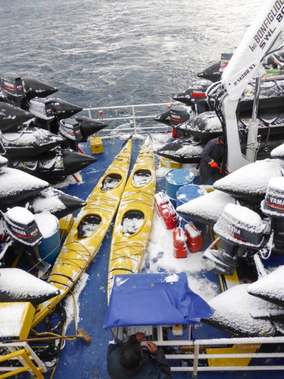 Caiaques congelados pouco antes de chegarmos à Deception Island, na Antártida